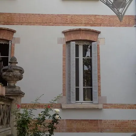 Oda ve Kahvaltı La Maison Du Chapelier 3*