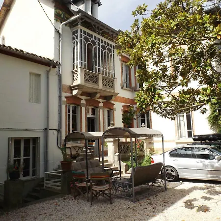 Oda ve Kahvaltı La Maison Du Chapelier 3*